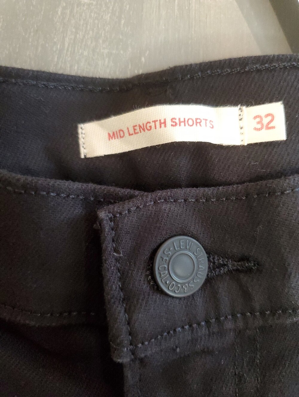 NWT Levi's Black Denim Mid-Length Rolled Cuff Women’s Shorts In Size 32/Size 14 - Picture 4 of 9